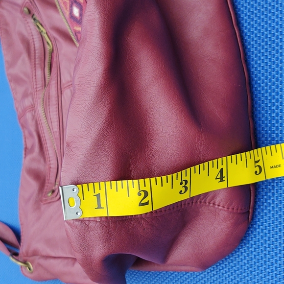 LEATHER bag by Tee Shirt &Jeans. Lined bag with 4 zippered pockets. - Picture 8 of 8